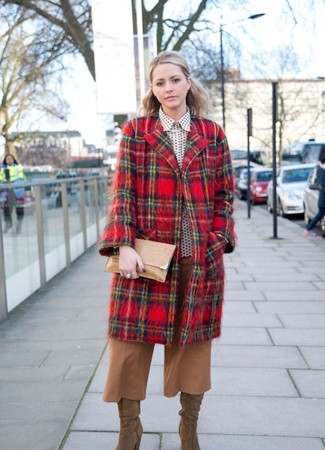 С чем носить красное пальто женщине