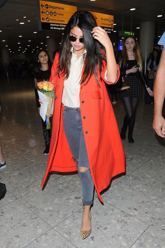 Какие джинсы скинни носить с красным пальто