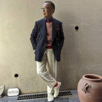 Какие пиджаки носить с красным свитером с круглым вырезом мужчине