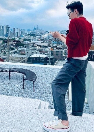 Какие брюки чинос носить с красным свитером с круглым вырезом