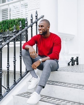 Какие брюки чинос носить с красным свитером с круглым вырезом