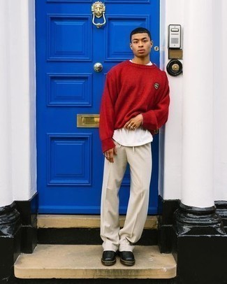 Какие брюки чинос носить с красным свитером с круглым вырезом