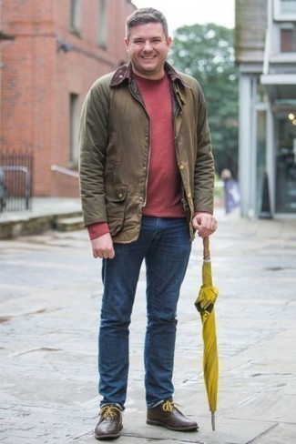 Какие ботинки дезерты носить с красным свитером с круглым вырезом