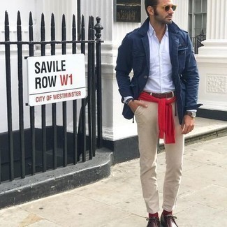 Какие ботинки дезерты носить с красным свитером с круглым вырезом