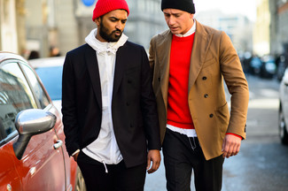 Какие двубортные пиджаки носить с красным свитером с круглым вырезом мужчине