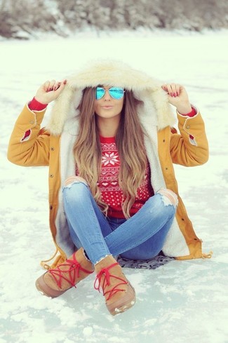 Как носить красный свитер с круглым вырезом с голубыми джинсами женщине