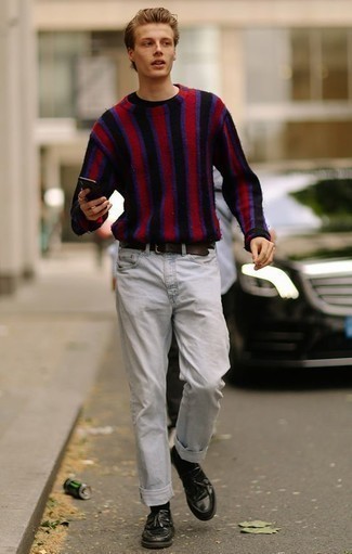 Как носить красный свитер с круглым вырезом с голубыми джинсами мужчине