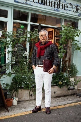 Какие лоферы носить с красным свитером с круглым вырезом мужчине