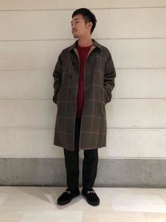 Какие лоферы носить с красным свитером с круглым вырезом мужчине