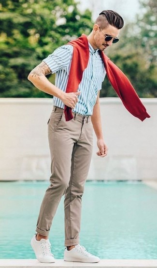 Какие низкие кеды носить с красным свитером с круглым вырезом мужчине