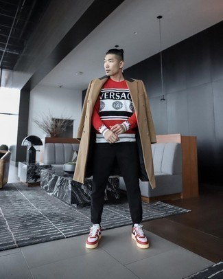 Какие низкие кеды носить с красным свитером с круглым вырезом мужчине