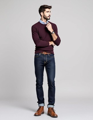 Как носить красный свитер с круглым вырезом с темно-синими джинсами мужчине