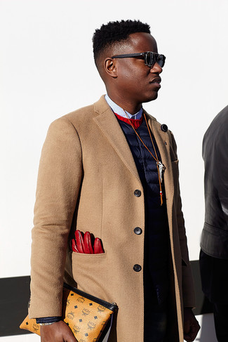 Как носить красный свитер с круглым вырезом с темно-синими джинсами мужчине