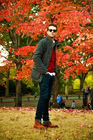 Как носить красный свитер с круглым вырезом с темно-синими джинсами мужчине