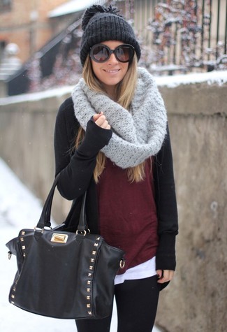 Какие открытые кардиганы носить с красным свитером с круглым вырезом женщине