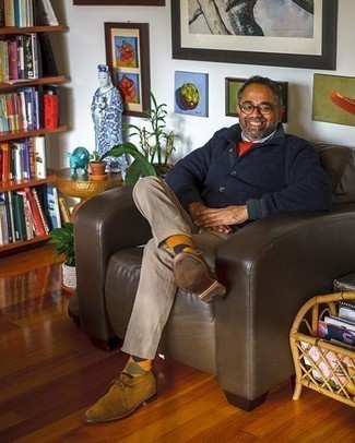 Какие куртки-рубашки носить с красным свитером с круглым вырезом мужчине