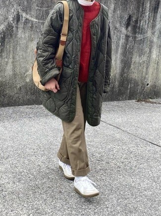 Какие водолазки носить с красным свитером с круглым вырезом мужчине