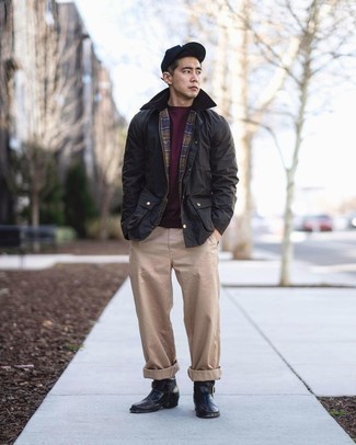 С чем носить красную футболку с круглым вырезом мужчине