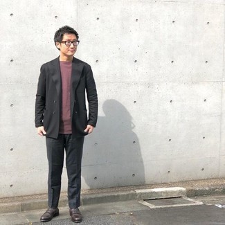 С чем носить красную футболку с круглым вырезом мужчине