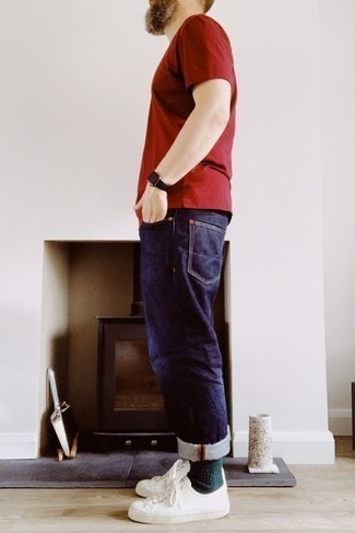 С чем носить красную футболку с круглым вырезом мужчине