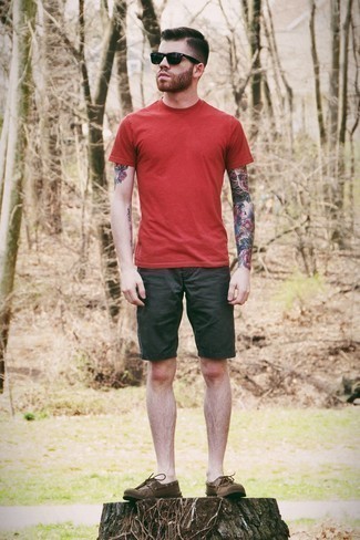 С чем носить красную футболку с круглым вырезом мужчине
