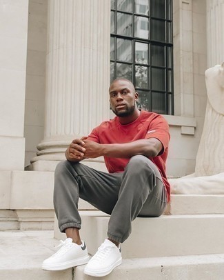 С чем носить красную футболку с круглым вырезом мужчине