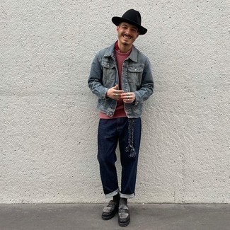 С чем носить красную футболку с круглым вырезом мужчине