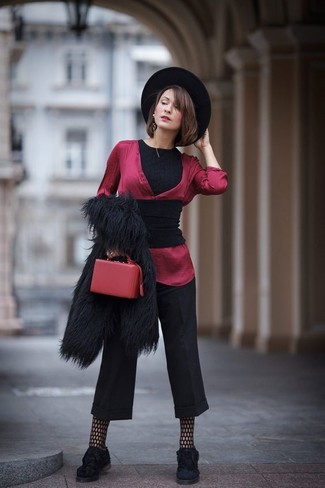 С чем носить красную сумку через плечо