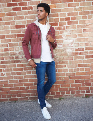 Как носить красную джинсовую куртку с синими джинсами мужчине