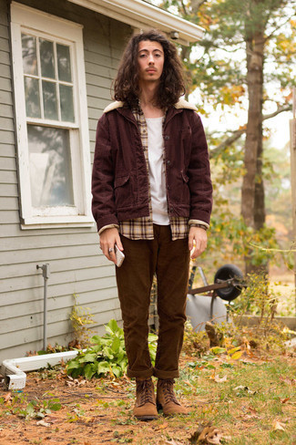 С чем носить красную джинсовую куртку мужчине