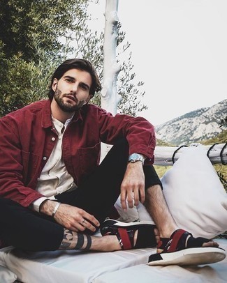 С чем носить красную джинсовую рубашку мужчине