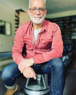 С чем носить красную джинсовую рубашку мужчине