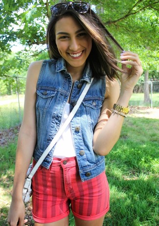 Как носить красные джинсовые шорты с белой майкой женщине