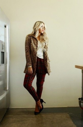 Какое пальто носить с красными классическими брюками женщине