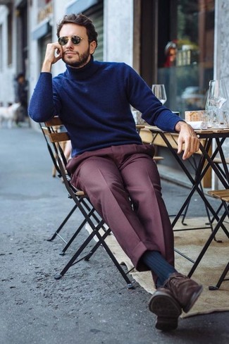 Какие водолазки носить с красными классическими брюками мужчине