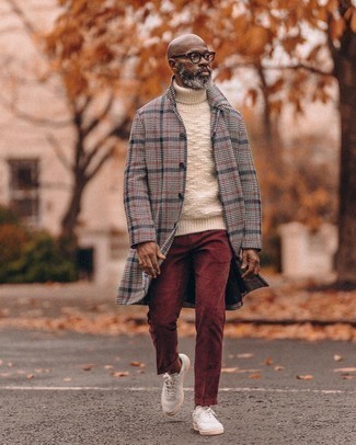 Какие водолазки носить с красными классическими брюками мужчине