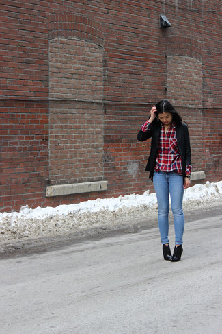 С чем носить красную классическую рубашку женщине