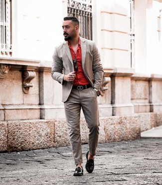 Какие костюмы носить с красной классической рубашкой