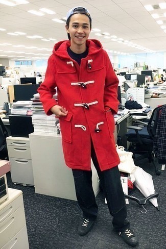 Какие низкие кеды носить с красным дафлкотом мужчине