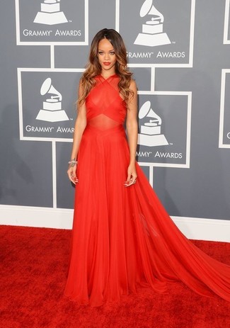 С чем носить красное вечернее платье