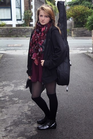 С чем носить красный шарф с цветочным принтом женщине