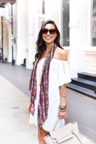 С чем носить красный шарф с цветочным принтом женщине