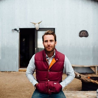 С чем носить красную куртку без рукавов мужчине