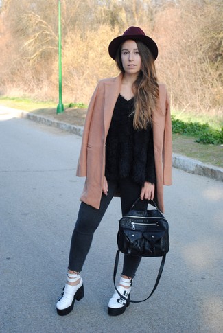 С чем носить красную шляпу женщине