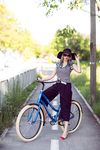 Какие брюки-кюлоты носить с красными босоножками на каблуке