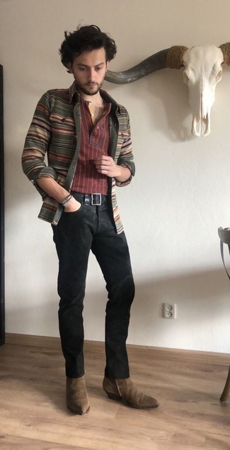 Какие джинсы носить с красной футболкой на пуговицах мужчине