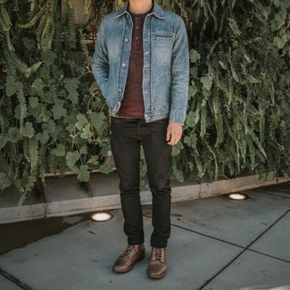 Какие джинсы носить с красной футболкой на пуговицах мужчине