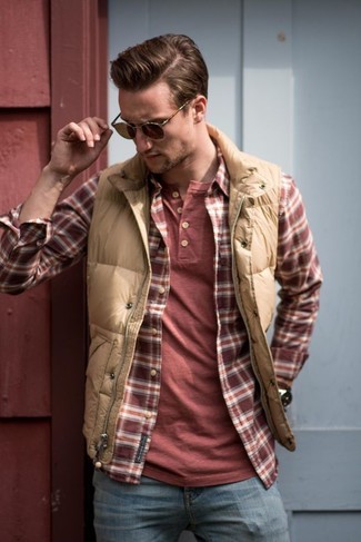 С чем носить красную футболку на пуговицах мужчине