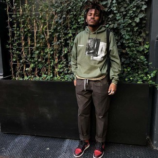 С чем носить красные высокие кеды мужчине