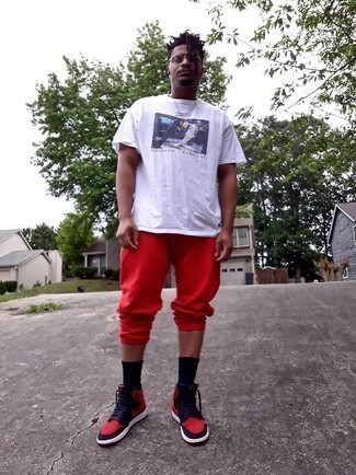 С чем носить красные высокие кеды мужчине